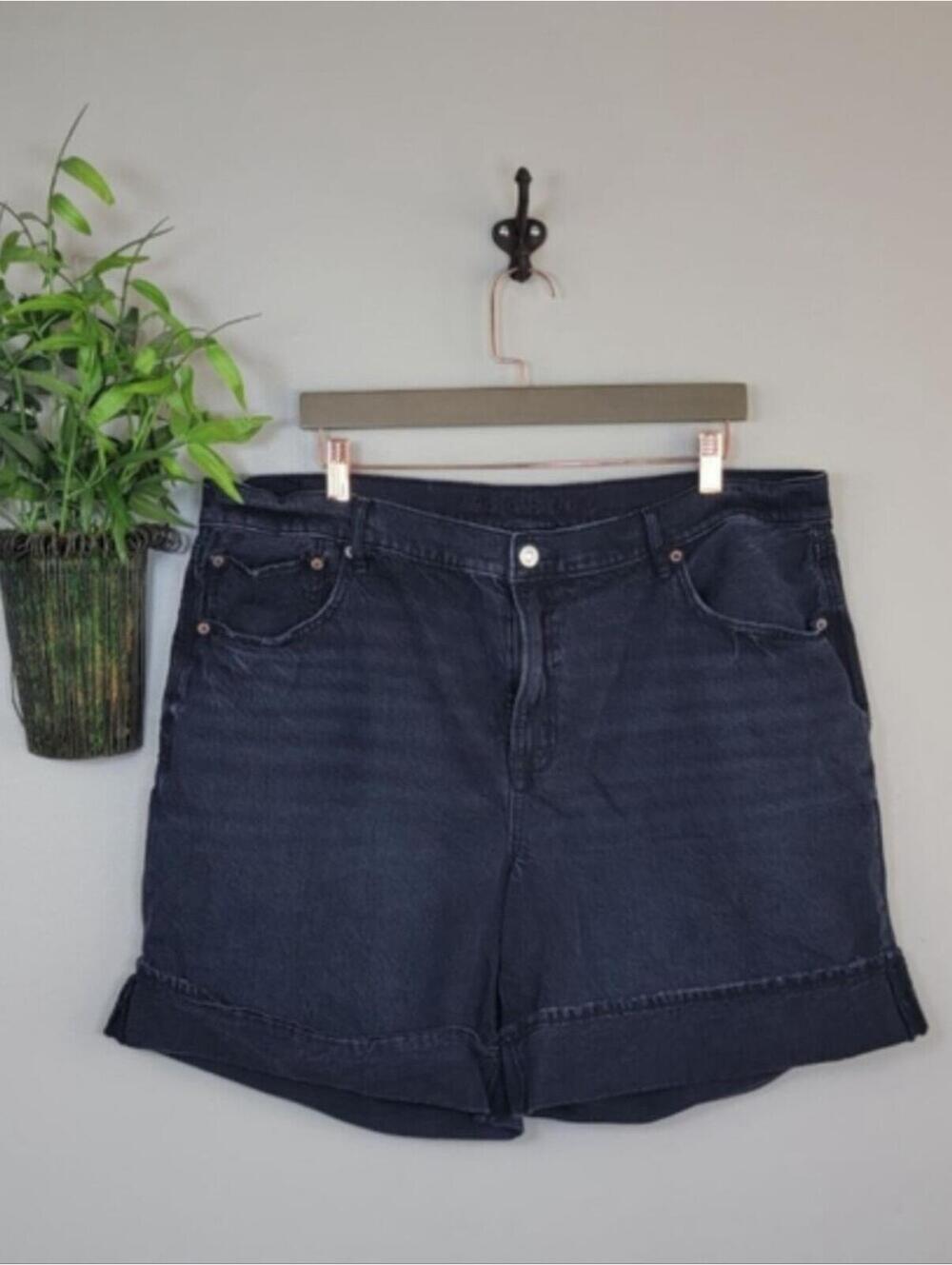 AE 18 American Eagle 6" Relaxed Black Jean Shorts Cuffed Mom High Rise Strigid